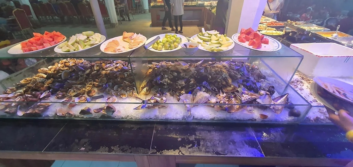 Buffet Duyên Hải đặc trưng là hải sản thả hồ tươi sống, giữ nguyên vị ngọt khi ăn